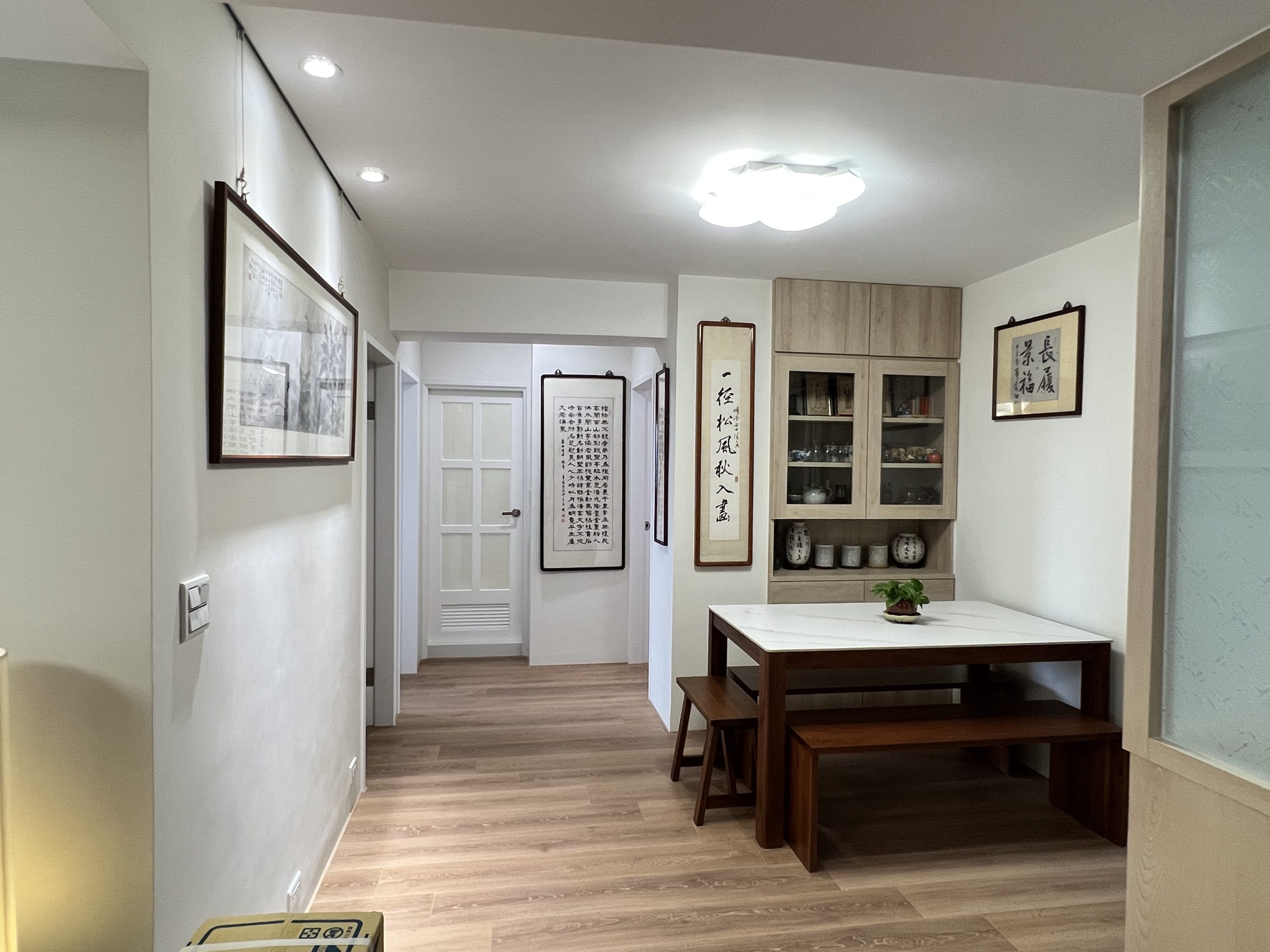 現代禪風：黑色螺旋梯與人文墨寶